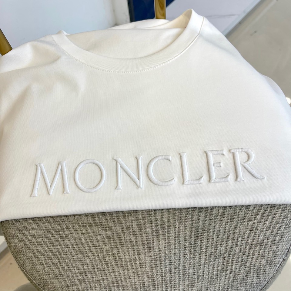 Mon蒙口、2025秋冬系列 | 纯粹极简。质感升级，2025秋冬新款白色长袖T恤，采用高支棉打造挺括质