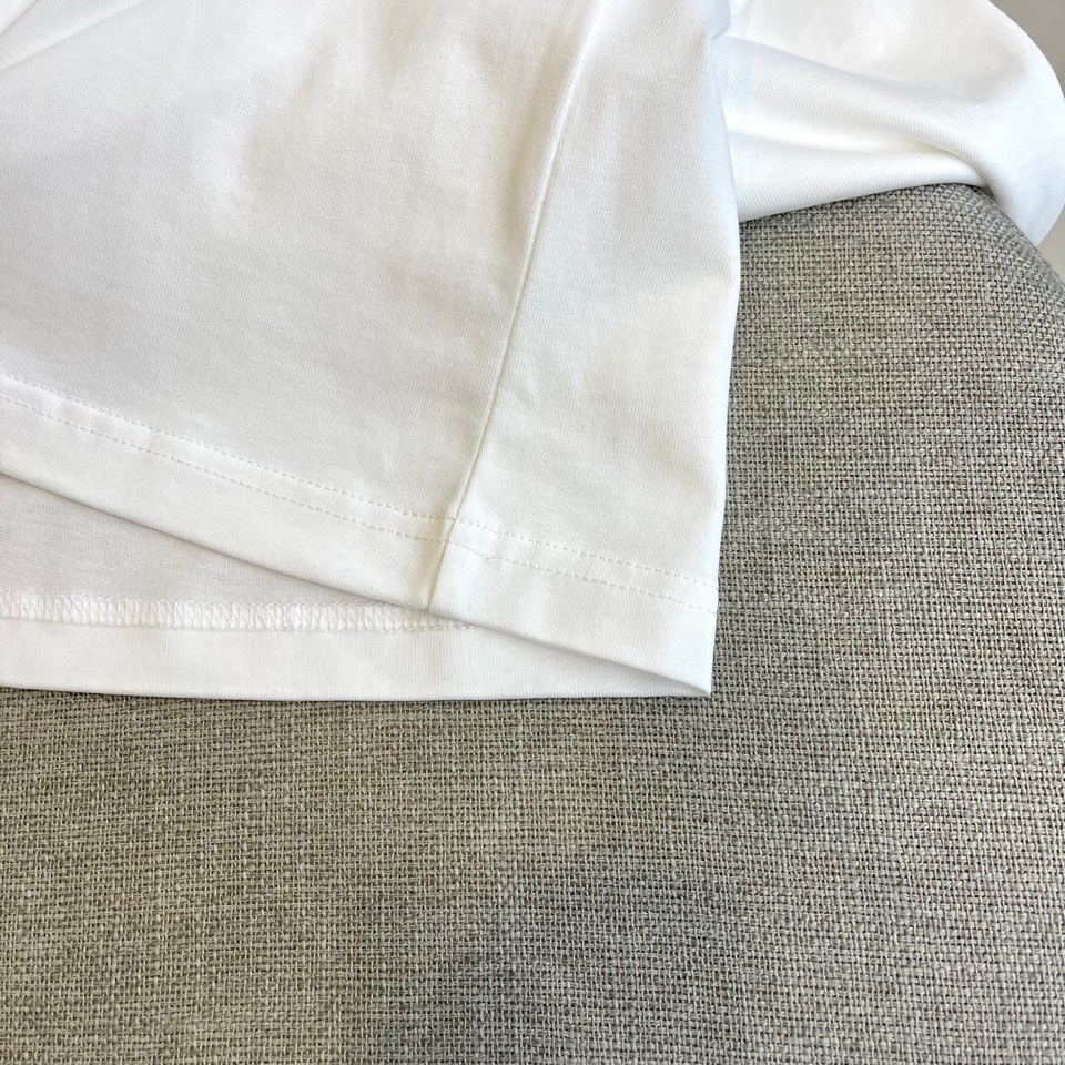 Mon蒙口、2025秋冬系列 | 纯粹极简。质感升级，2025秋冬新款白色长袖T恤，采用高支棉打造挺括质