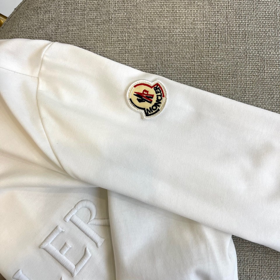 Mon蒙口、2025秋冬系列 | 纯粹极简。质感升级，2025秋冬新款白色长袖T恤，采用高支棉打造挺括质