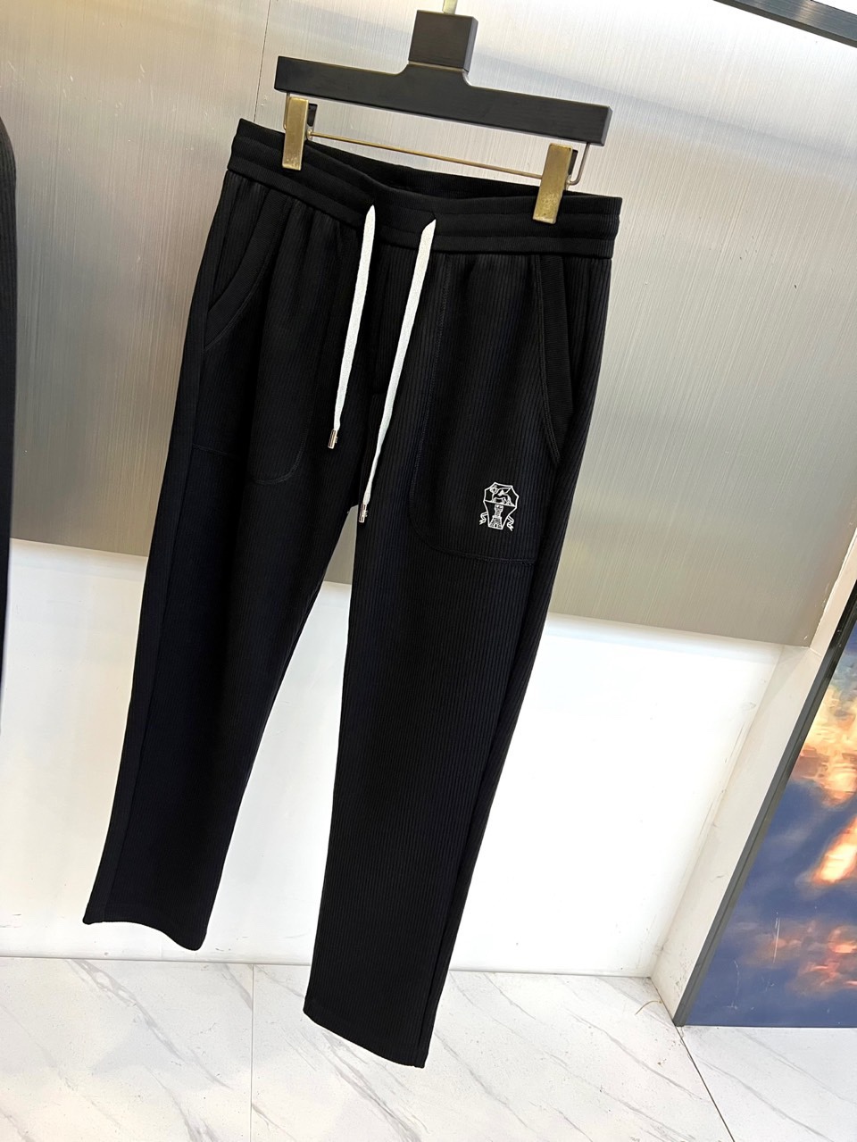 Brunello cucinelli-BC，2025秋冬新品静谧蓝运动套装。深蓝基调套装由连帽拉链卫衣与