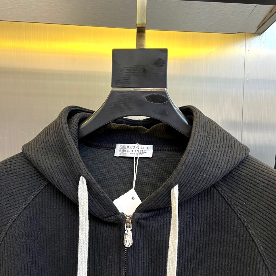 Brunello cucinelli-BC，2025秋冬新品静谧蓝运动套装。深蓝基调套装由连帽拉链卫衣与