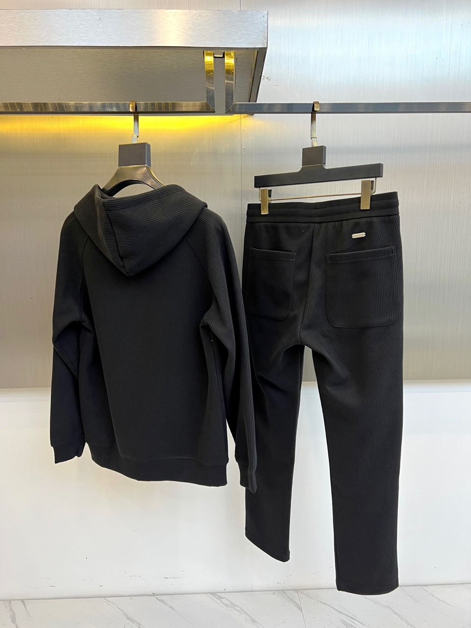 Brunello cucinelli-BC，2025秋冬新品静谧蓝运动套装。深蓝基调套装由连帽拉链卫衣与