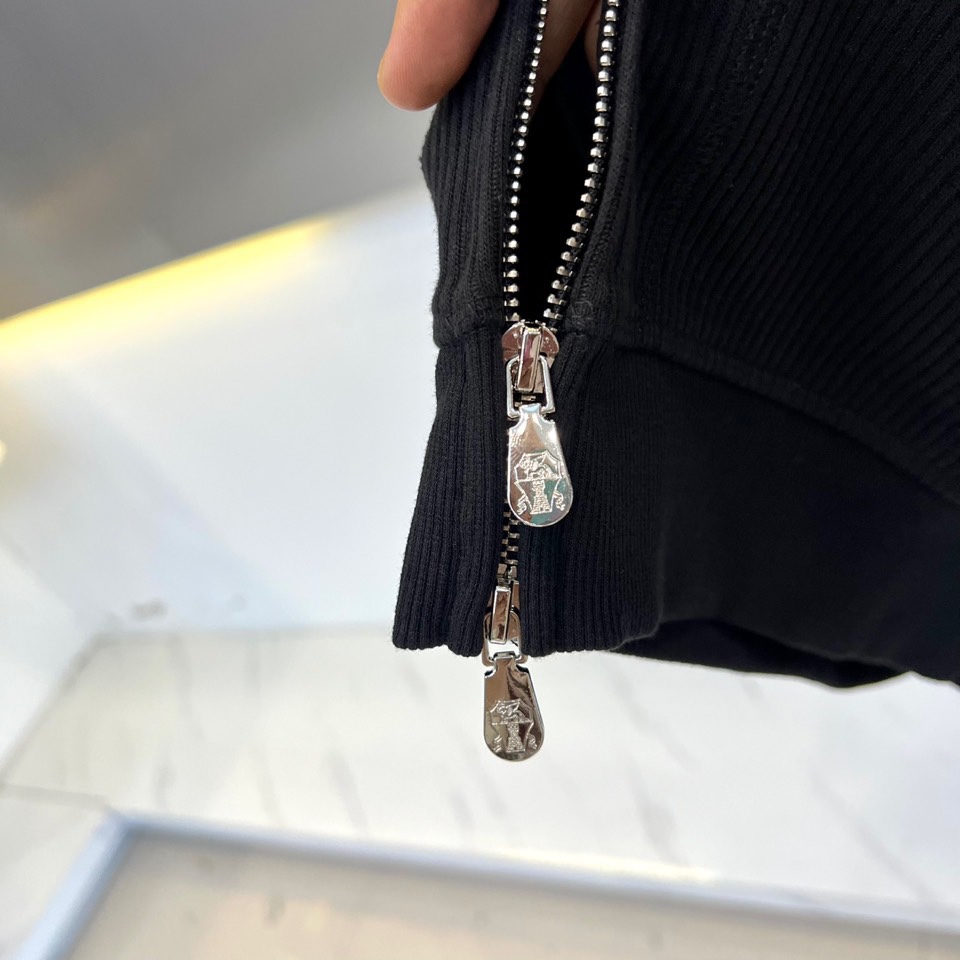 Brunello cucinelli-BC，2025秋冬新品静谧蓝运动套装。深蓝基调套装由连帽拉链卫衣与