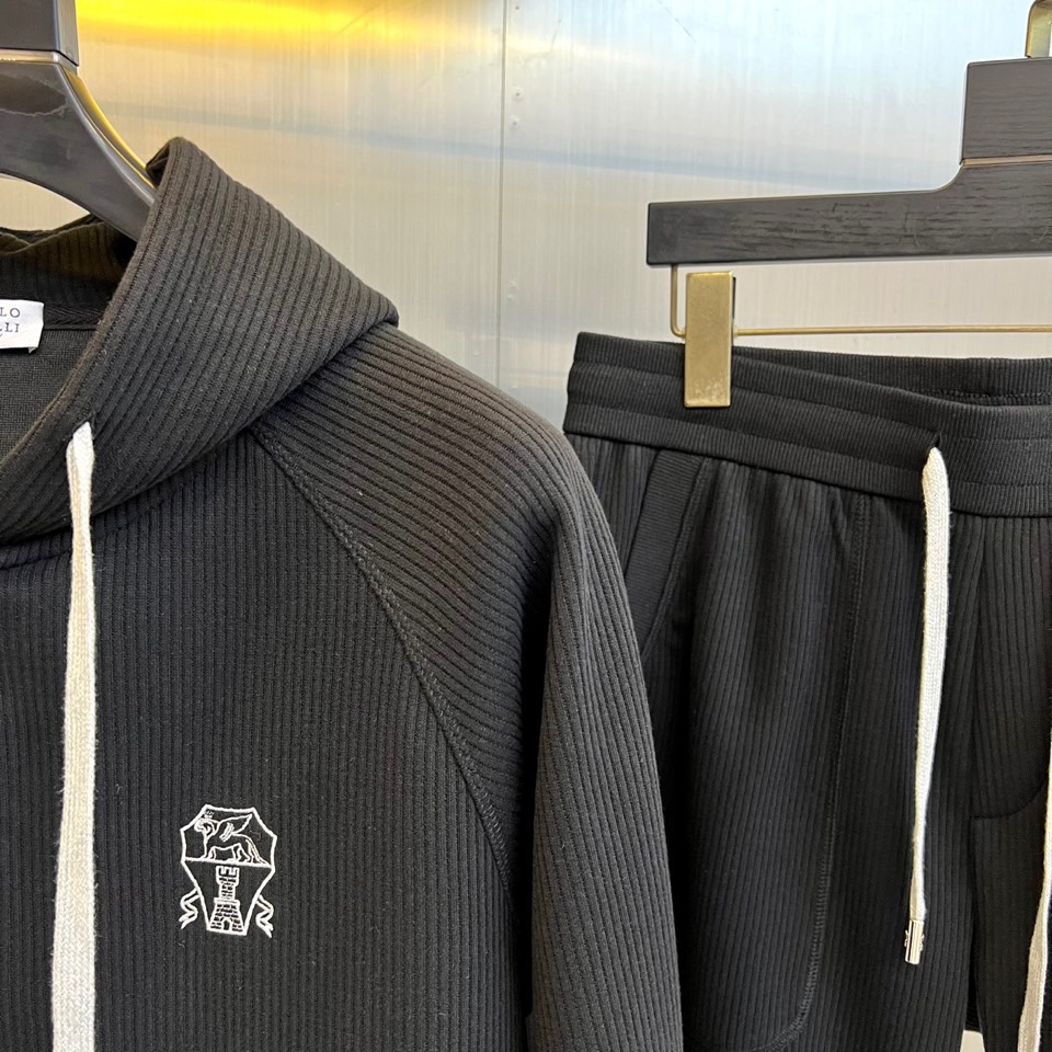 Brunello cucinelli-BC，2025秋冬新品静谧蓝运动套装。深蓝基调套装由连帽拉链卫衣与