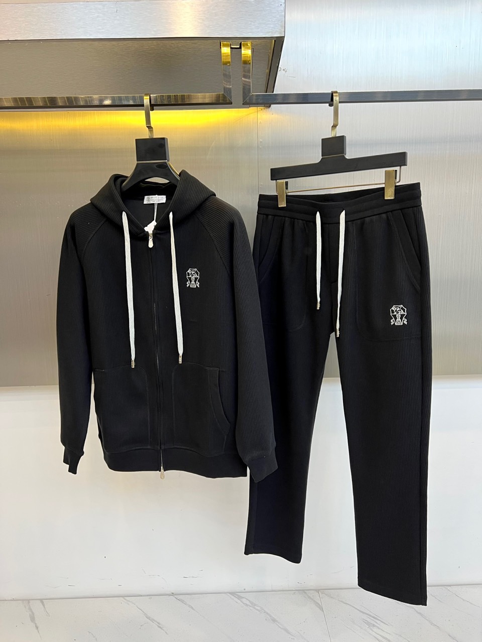 Brunello cucinelli-BC，2025秋冬新品静谧蓝运动套装。深蓝基调套装由连帽拉链卫衣与