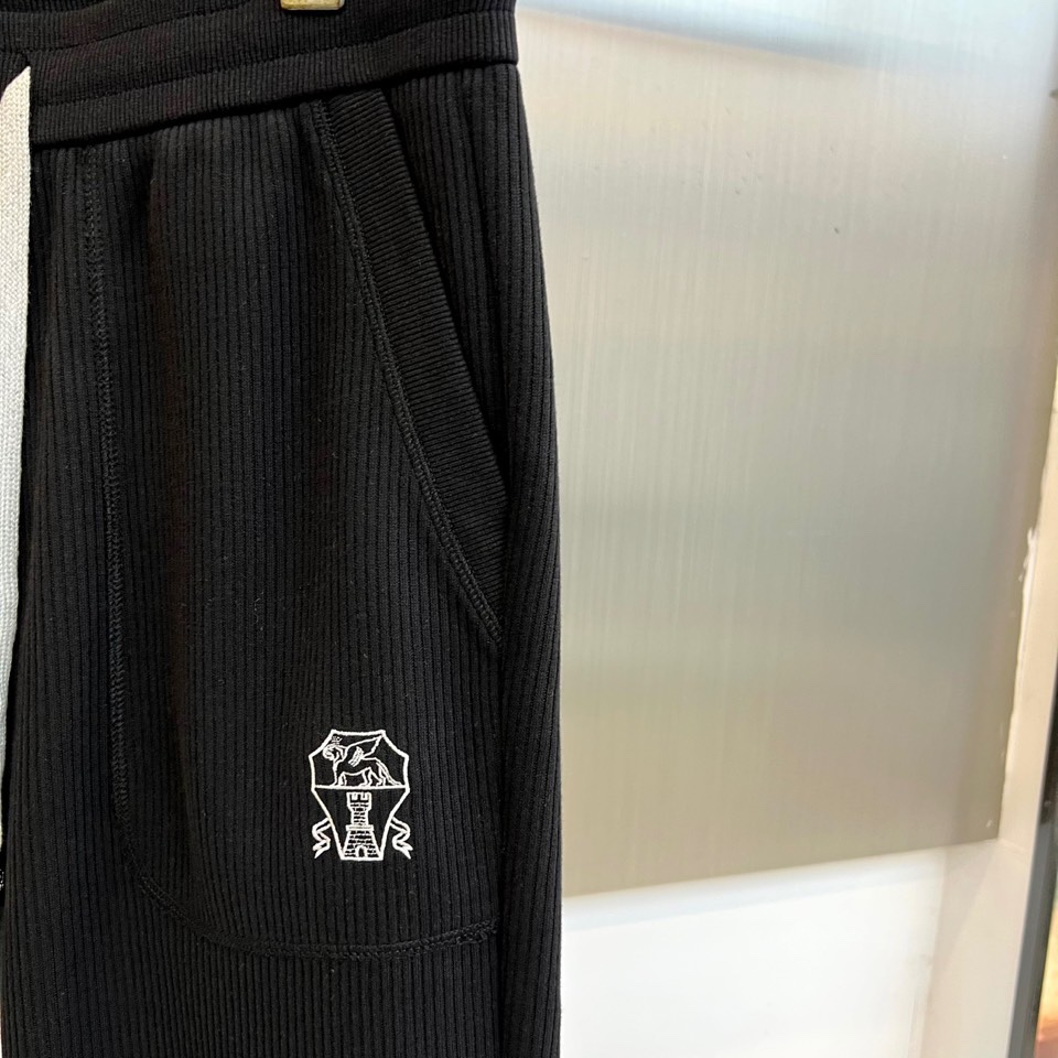 Brunello cucinelli-BC，2025秋冬新品静谧蓝运动套装。深蓝基调套装由连帽拉链卫衣与