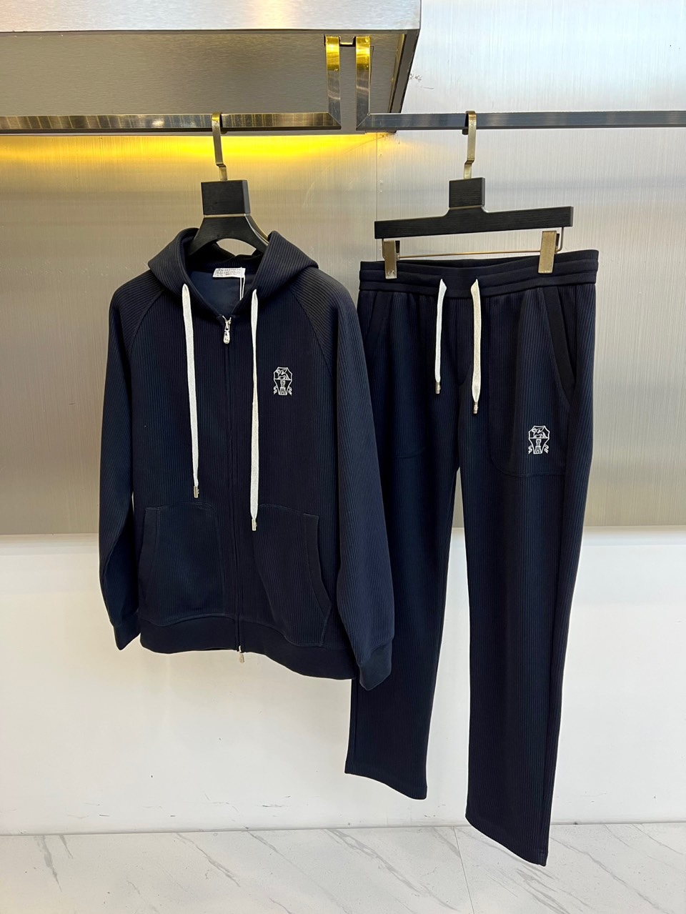 Brunello cucinelli-BC，2025秋冬新品静谧蓝运动套装。深蓝基调套装由连帽拉链卫衣与