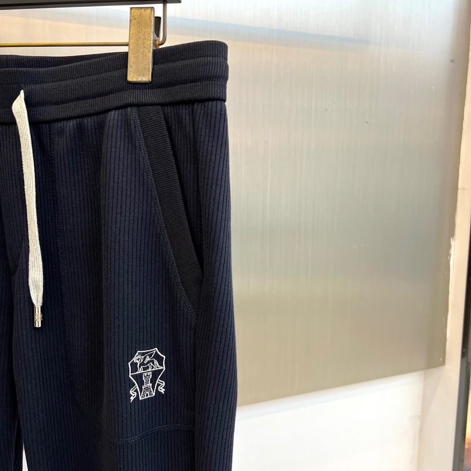 Brunello cucinelli-BC，2025秋冬新品静谧蓝运动套装。深蓝基调套装由连帽拉链卫衣与