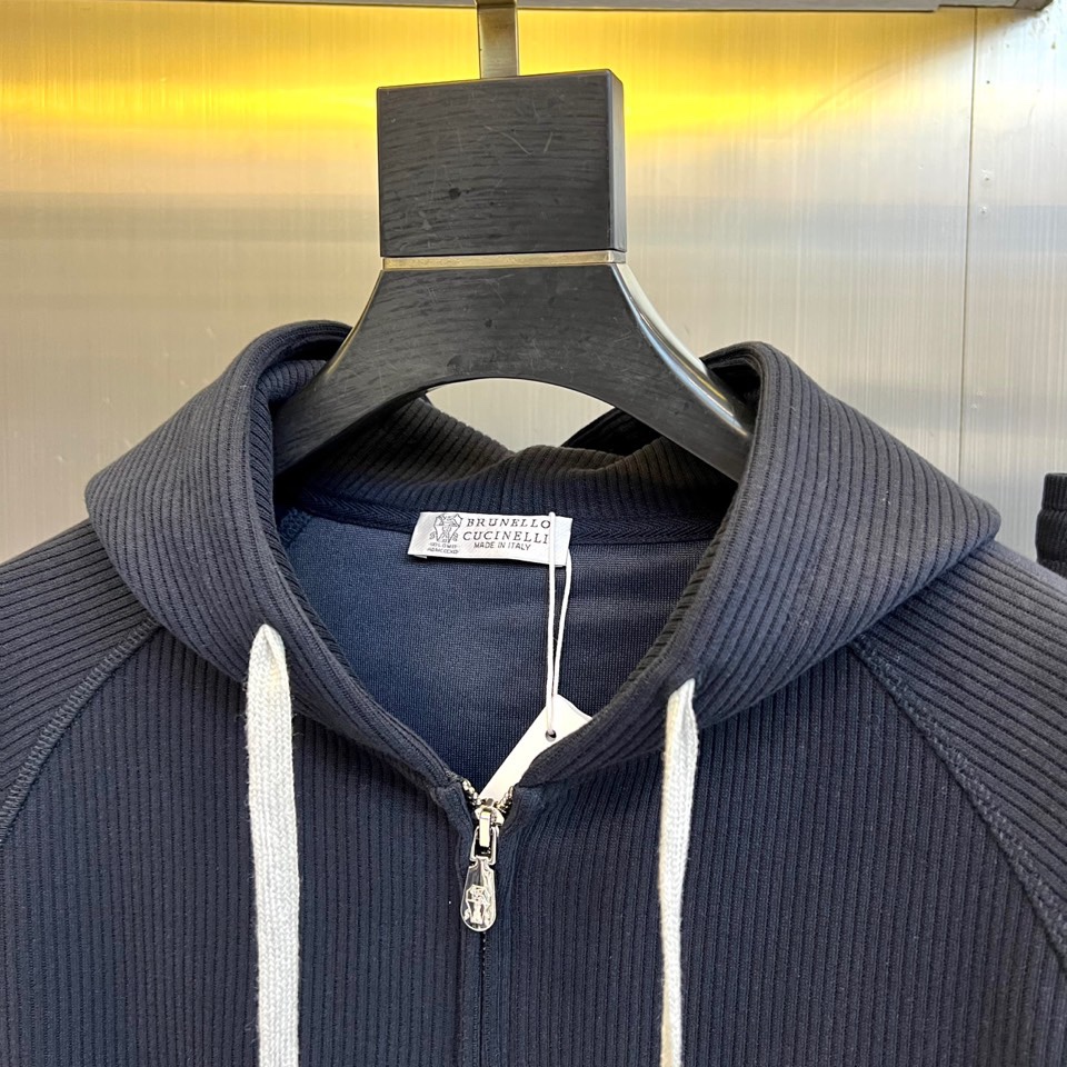 Brunello cucinelli-BC，2025秋冬新品静谧蓝运动套装。深蓝基调套装由连帽拉链卫衣与