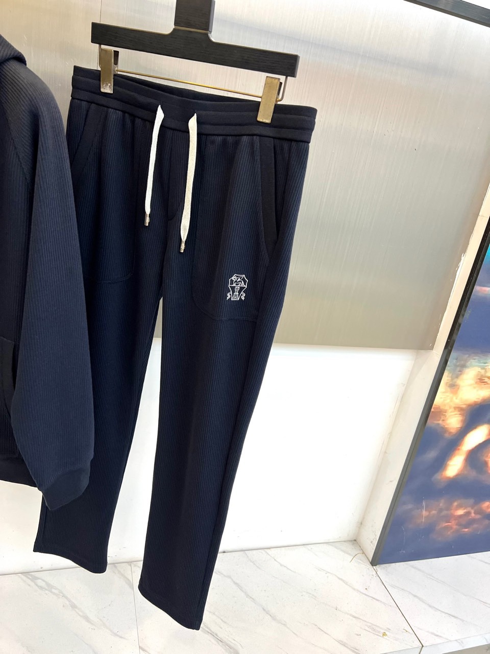 Brunello cucinelli-BC，2025秋冬新品静谧蓝运动套装。深蓝基调套装由连帽拉链卫衣与