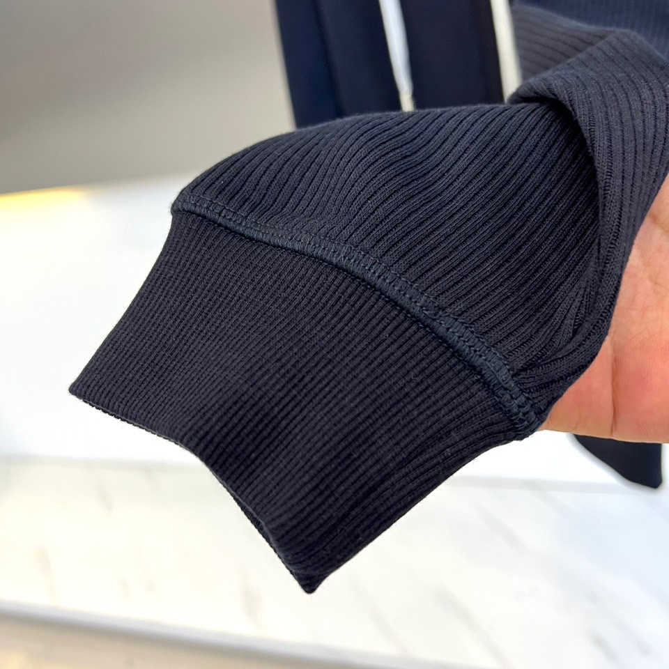 Brunello cucinelli-BC，2025秋冬新品静谧蓝运动套装。深蓝基调套装由连帽拉链卫衣与