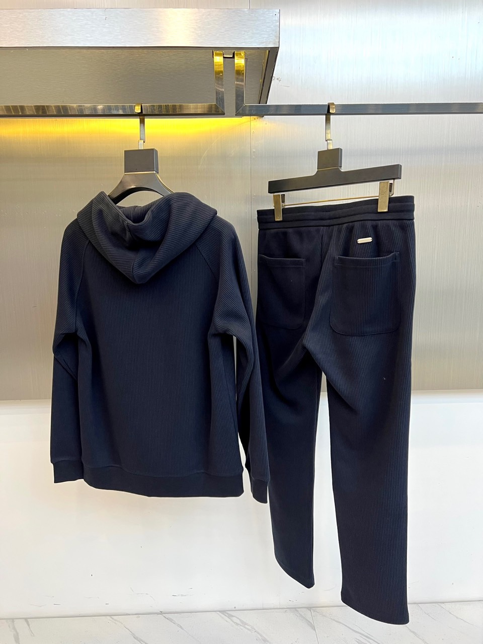 Brunello cucinelli-BC，2025秋冬新品静谧蓝运动套装。深蓝基调套装由连帽拉链卫衣与