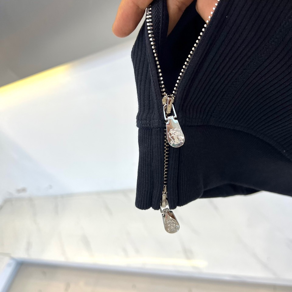 Brunello cucinelli-BC，2025秋冬新品静谧蓝运动套装。深蓝基调套装由连帽拉链卫衣与