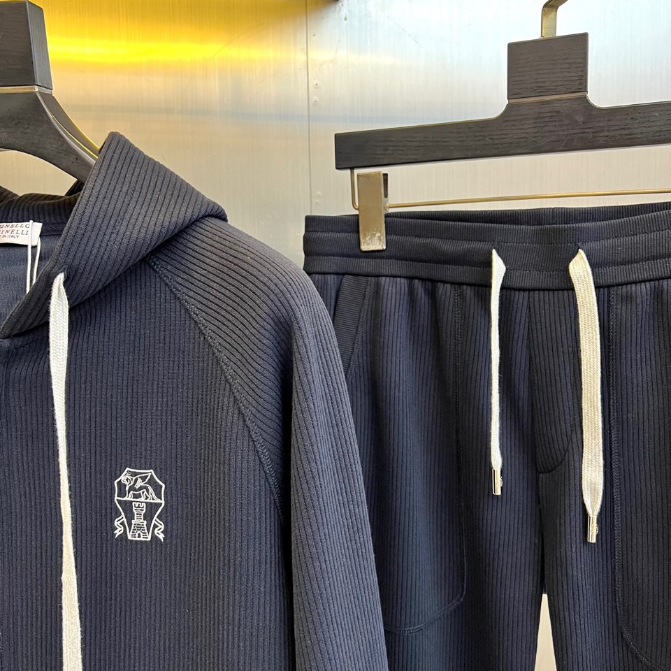 Brunello cucinelli-BC，2025秋冬新品静谧蓝运动套装。深蓝基调套装由连帽拉链卫衣与
