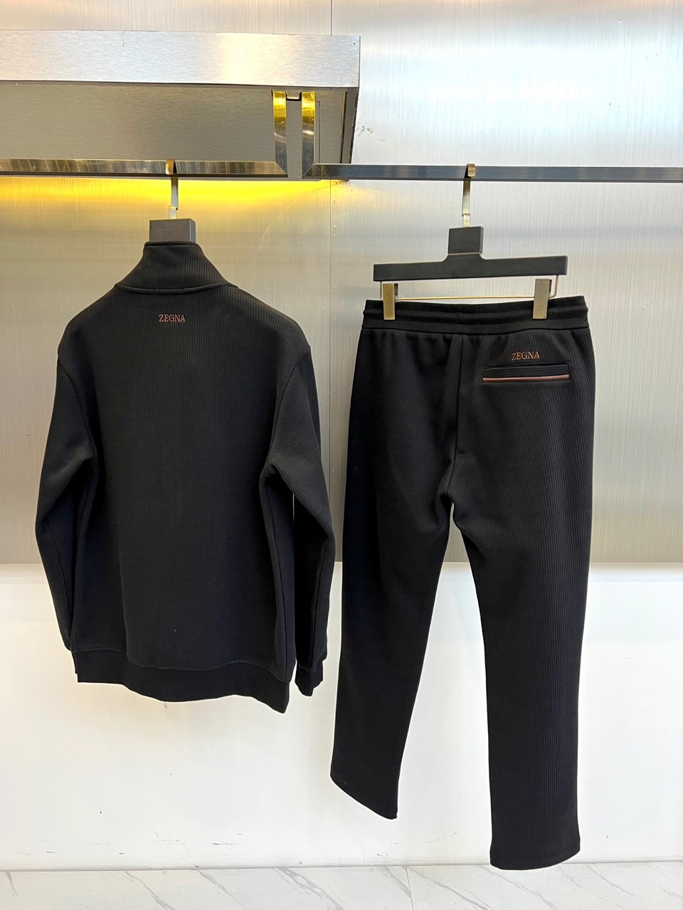 Zegna杰尼亚、2025秋冬新品运动套装。本系列包含立领拉链外套与抽绳休闲长裤，采用100%高科技聚酯