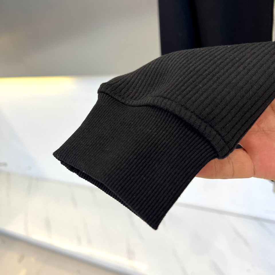 Zegna杰尼亚、2025秋冬新品运动套装。本系列包含立领拉链外套与抽绳休闲长裤，采用100%高科技聚酯