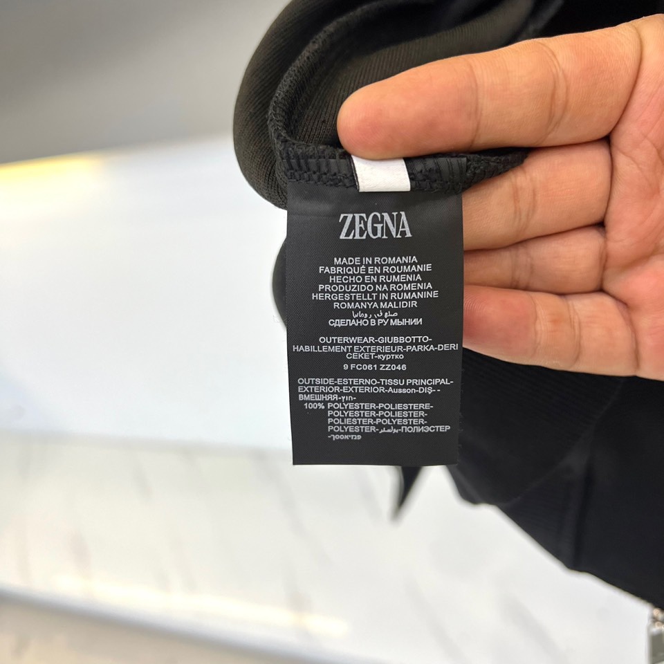 Zegna杰尼亚、2025秋冬新品运动套装。本系列包含立领拉链外套与抽绳休闲长裤，采用100%高科技聚酯