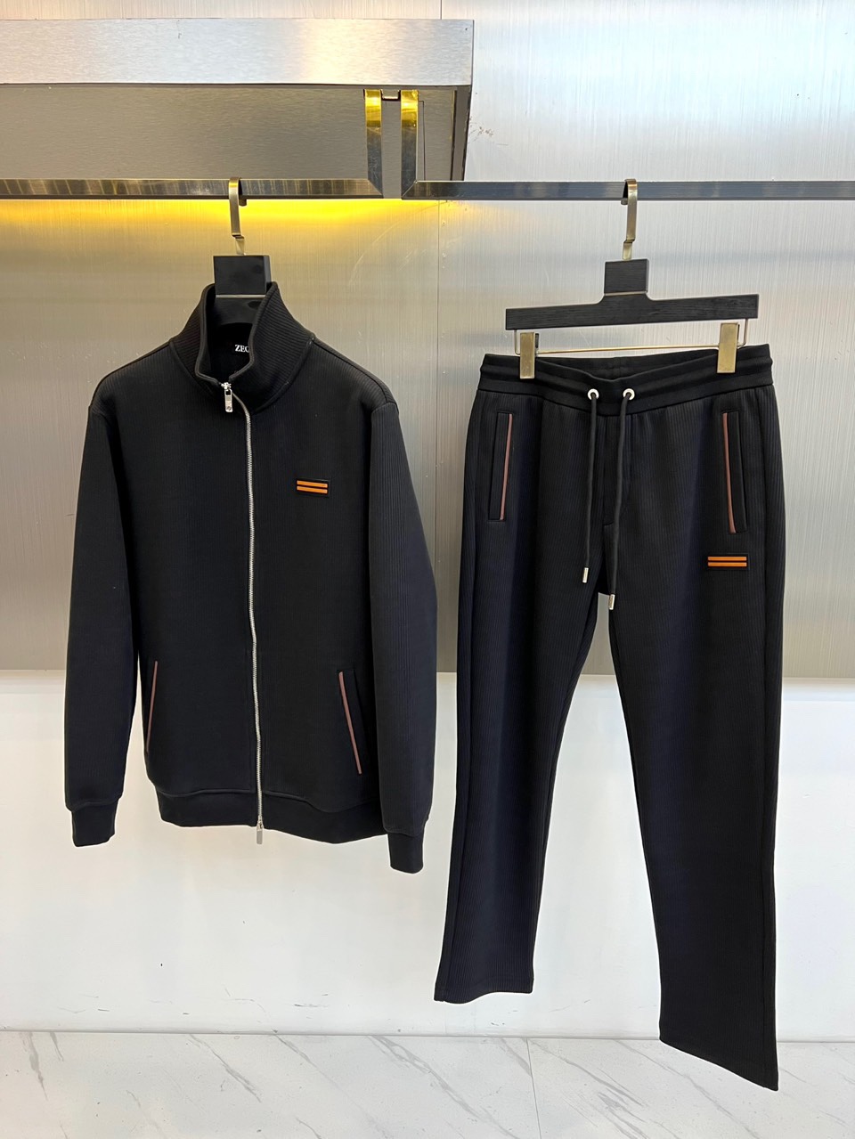 Zegna杰尼亚、2025秋冬新品运动套装。本系列包含立领拉链外套与抽绳休闲长裤，采用100%高科技聚酯