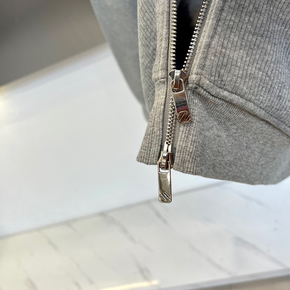 Zegna杰尼亚、2025秋冬新品运动套装。本系列包含立领拉链外套与抽绳休闲长裤，采用100%高科技聚酯