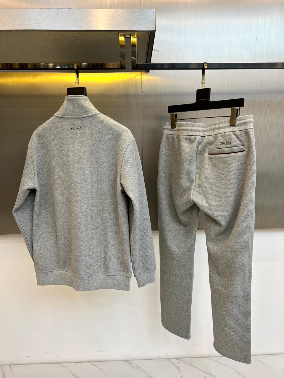 Zegna杰尼亚、2025秋冬新品运动套装。本系列包含立领拉链外套与抽绳休闲长裤，采用100%高科技聚酯
