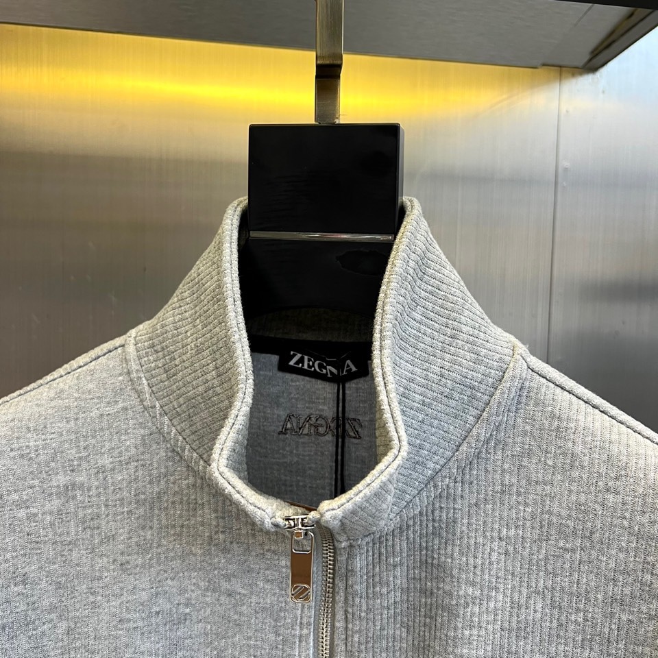 Zegna杰尼亚、2025秋冬新品运动套装。本系列包含立领拉链外套与抽绳休闲长裤，采用100%高科技聚酯