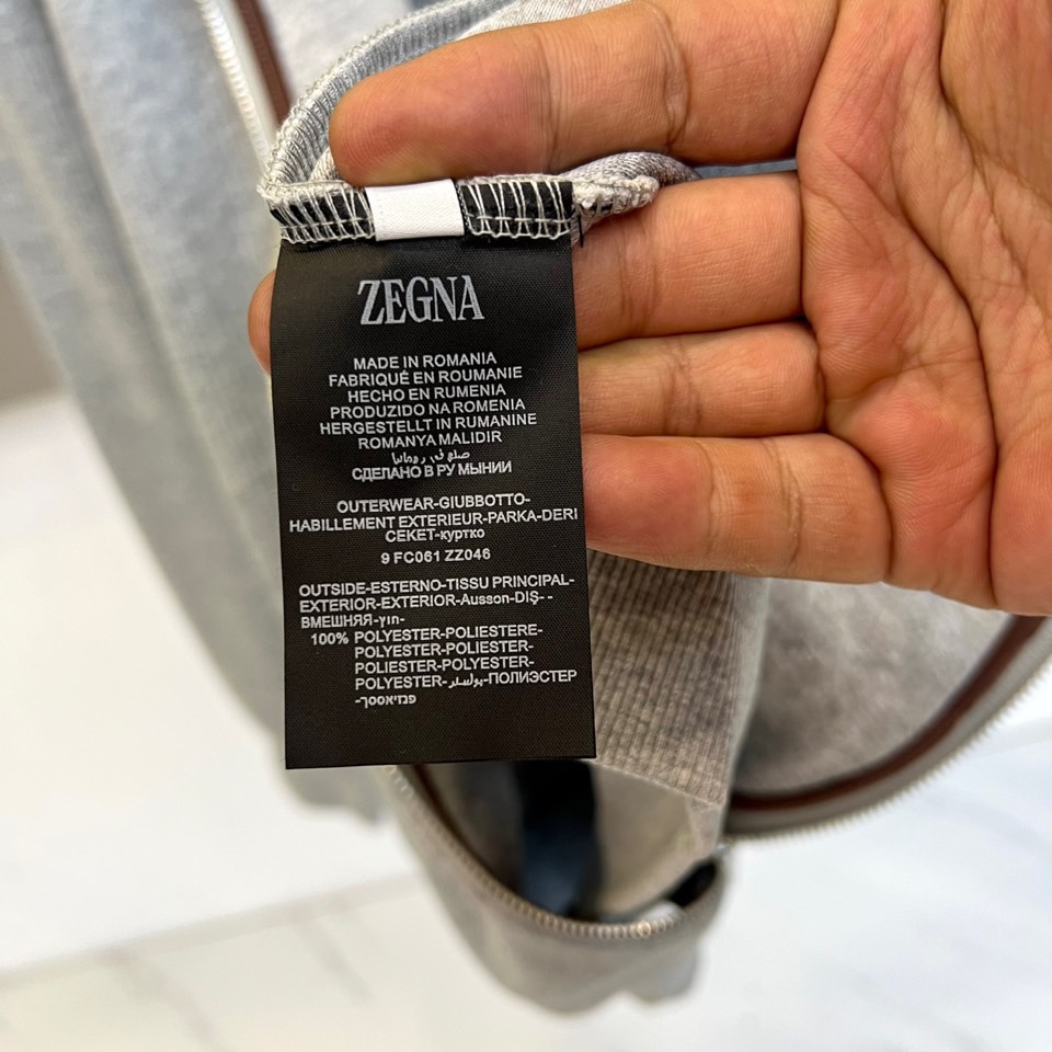 Zegna杰尼亚、2025秋冬新品运动套装。本系列包含立领拉链外套与抽绳休闲长裤，采用100%高科技聚酯