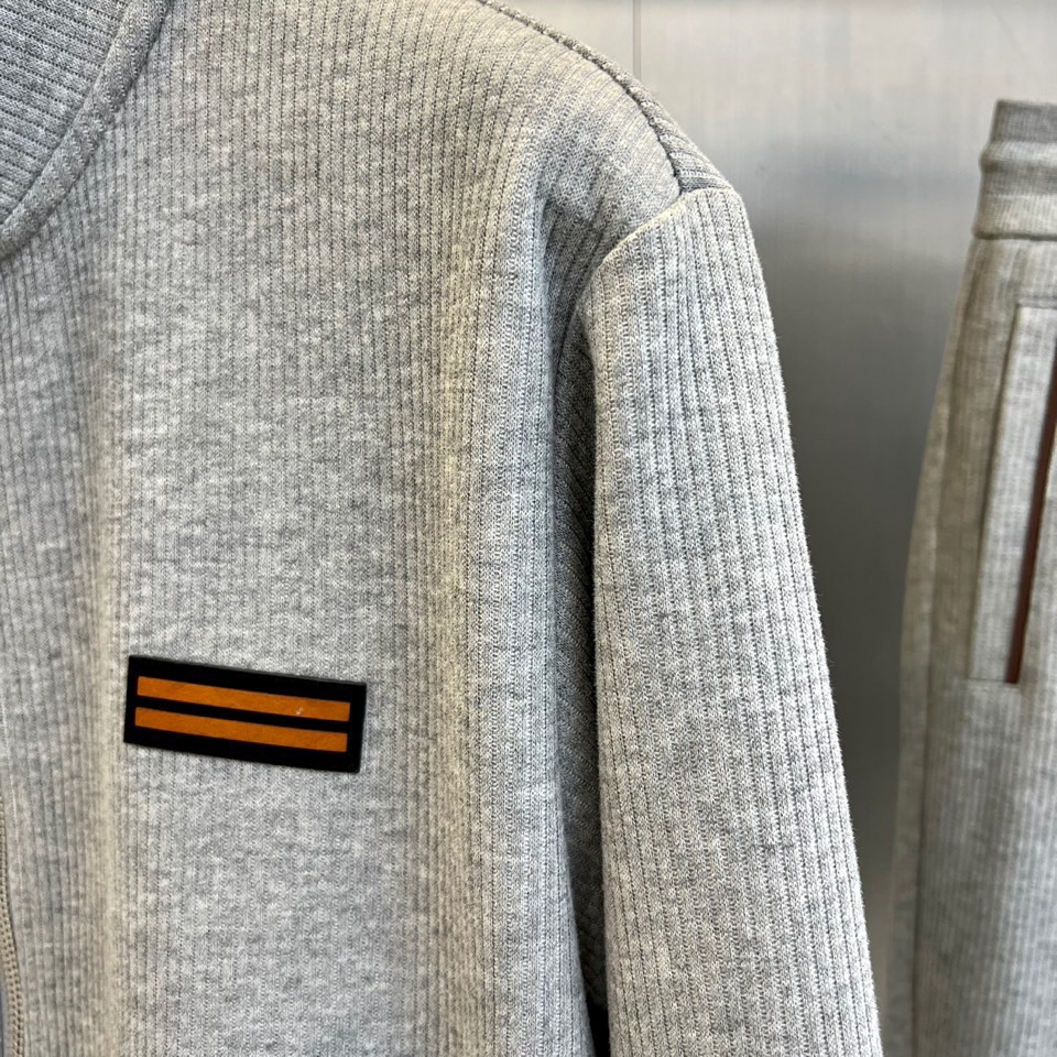 Zegna杰尼亚、2025秋冬新品运动套装。本系列包含立领拉链外套与抽绳休闲长裤，采用100%高科技聚酯