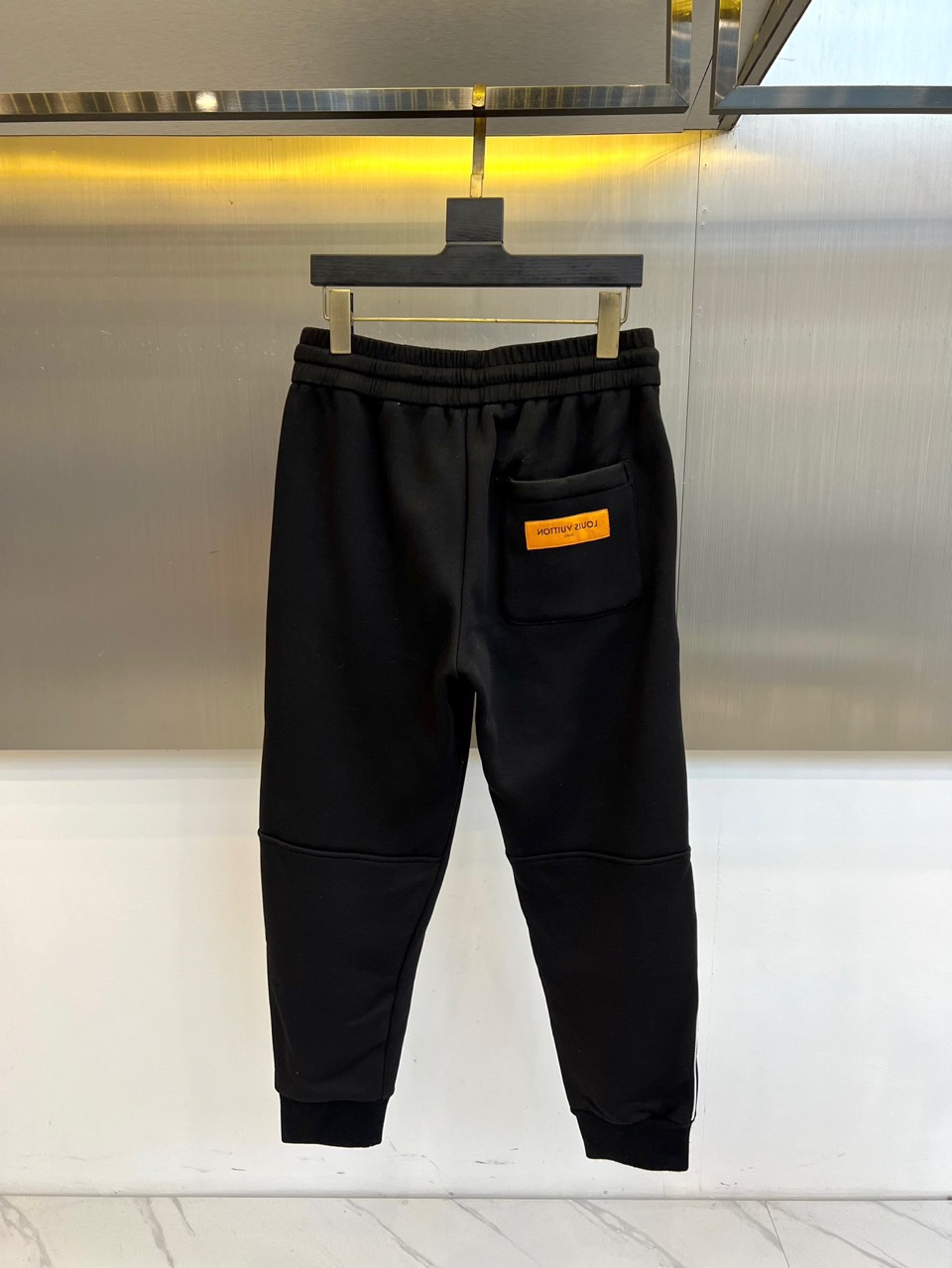 1v威登、2025秋冬新品加绒加厚休闲裤。采用100%纯棉材质打造亲肤透气基底，内里植入细腻羊羔绒实现锁