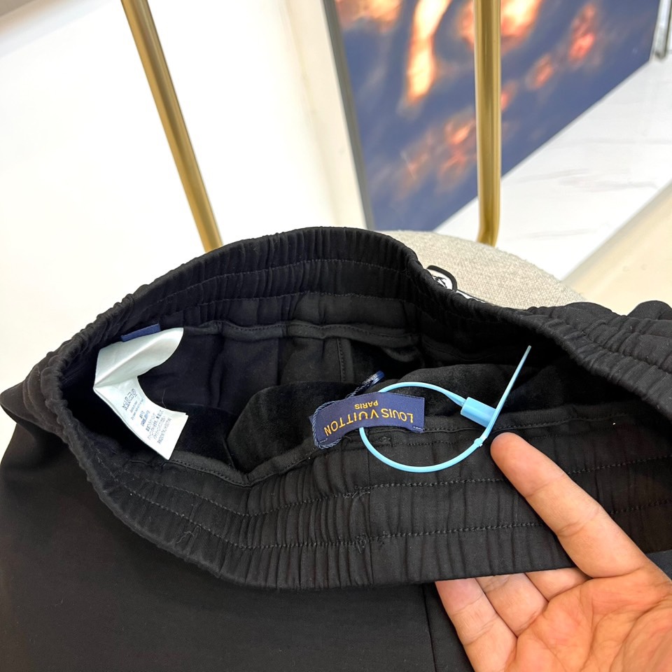 1v威登、2025秋冬新品加绒加厚休闲裤。采用100%纯棉材质打造亲肤透气基底，内里植入细腻羊羔绒实现锁