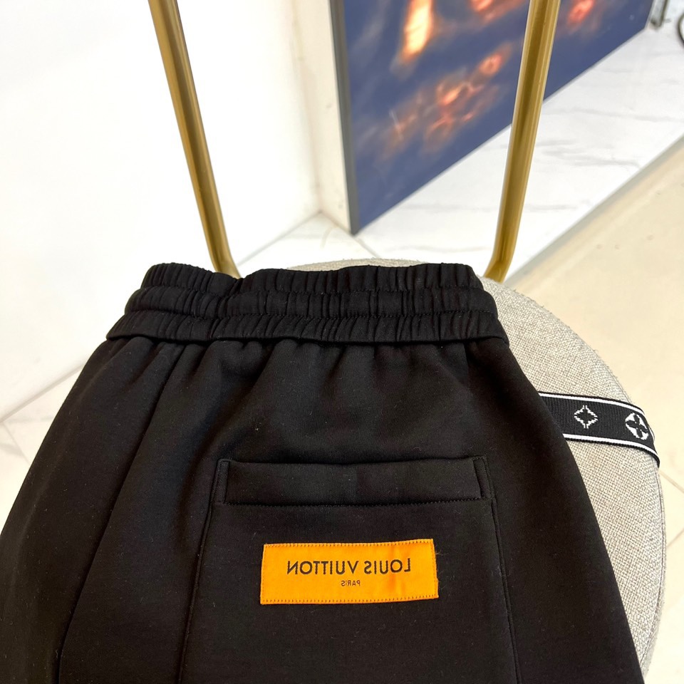 1v威登、2025秋冬新品加绒加厚休闲裤。采用100%纯棉材质打造亲肤透气基底，内里植入细腻羊羔绒实现锁