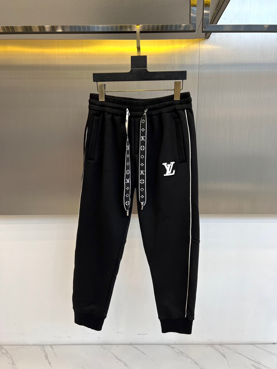 1v威登、2025秋冬新品加绒加厚休闲裤。采用100%纯棉材质打造亲肤透气基底，内里植入细腻羊羔绒实现锁