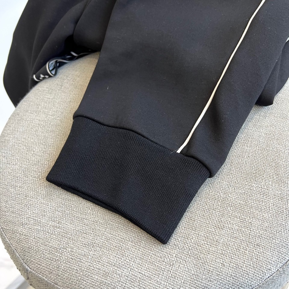 1v威登、2025秋冬新品加绒加厚休闲裤。采用100%纯棉材质打造亲肤透气基底，内里植入细腻羊羔绒实现锁