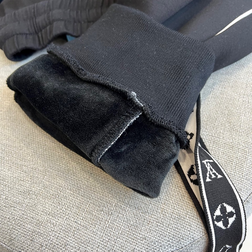 1v威登、2025秋冬新品加绒加厚休闲裤。采用100%纯棉材质打造亲肤透气基底，内里植入细腻羊羔绒实现锁