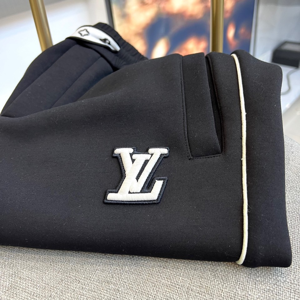 1v威登、2025秋冬新品加绒加厚休闲裤。采用100%纯棉材质打造亲肤透气基底，内里植入细腻羊羔绒实现锁