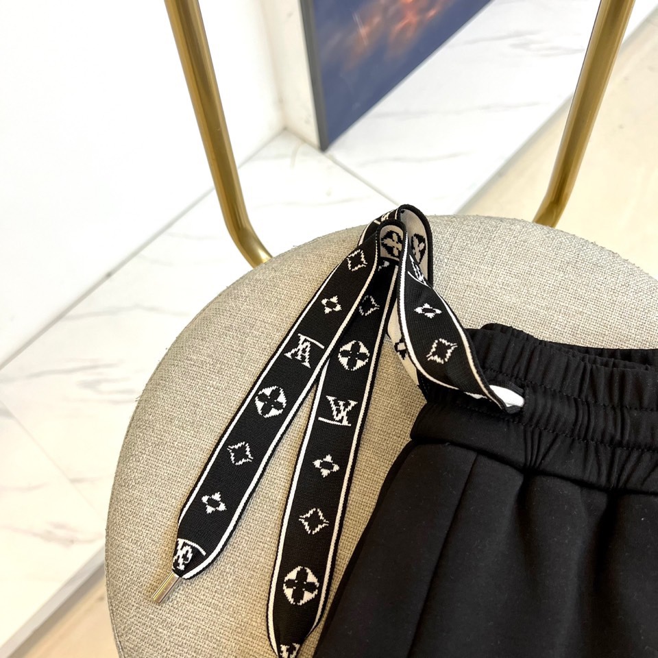 1v威登、2025秋冬新品加绒加厚休闲裤。采用100%纯棉材质打造亲肤透气基底，内里植入细腻羊羔绒实现锁