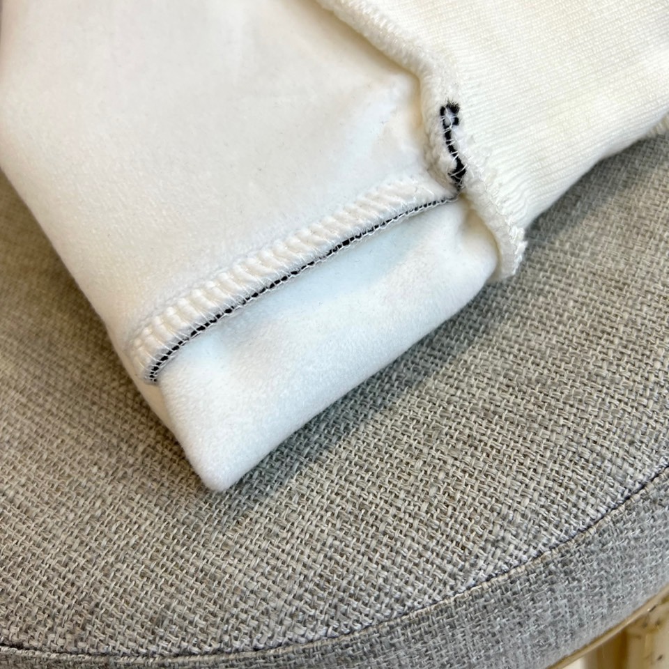 1v威登、2025秋冬新品加绒加厚休闲裤。采用100%纯棉材质打造亲肤透气基底，内里植入细腻羊羔绒实现锁