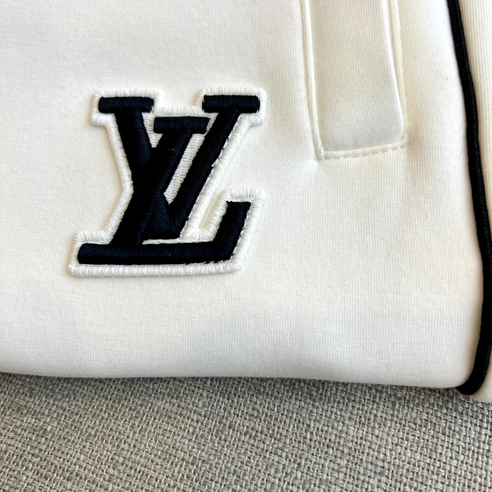 1v威登、2025秋冬新品加绒加厚休闲裤。采用100%纯棉材质打造亲肤透气基底，内里植入细腻羊羔绒实现锁