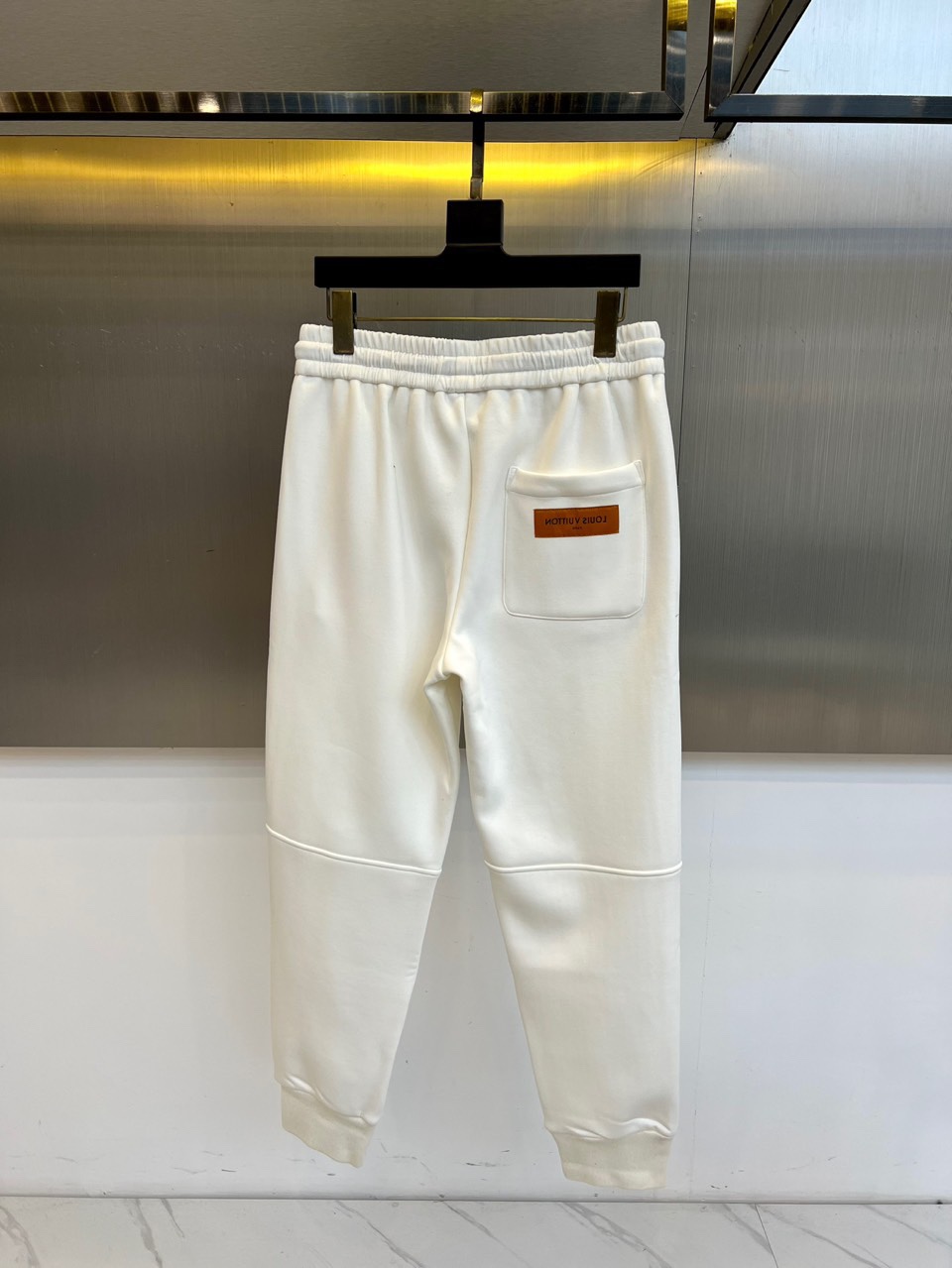 1v威登、2025秋冬新品加绒加厚休闲裤。采用100%纯棉材质打造亲肤透气基底，内里植入细腻羊羔绒实现锁