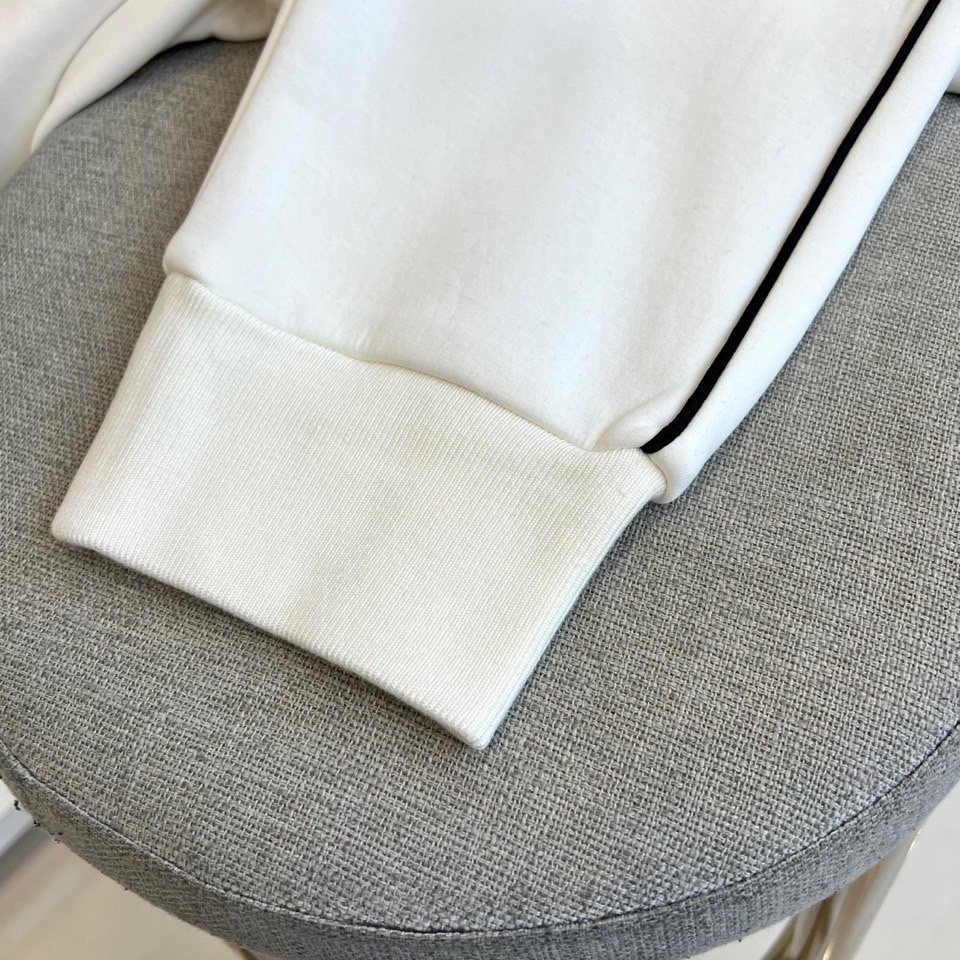 1v威登、2025秋冬新品加绒加厚休闲裤。采用100%纯棉材质打造亲肤透气基底，内里植入细腻羊羔绒实现锁