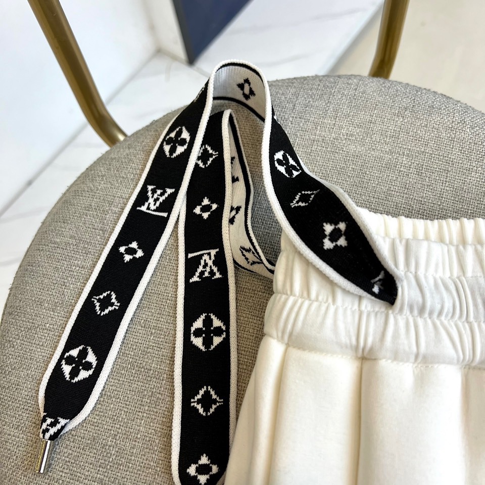 1v威登、2025秋冬新品加绒加厚休闲裤。采用100%纯棉材质打造亲肤透气基底，内里植入细腻羊羔绒实现锁