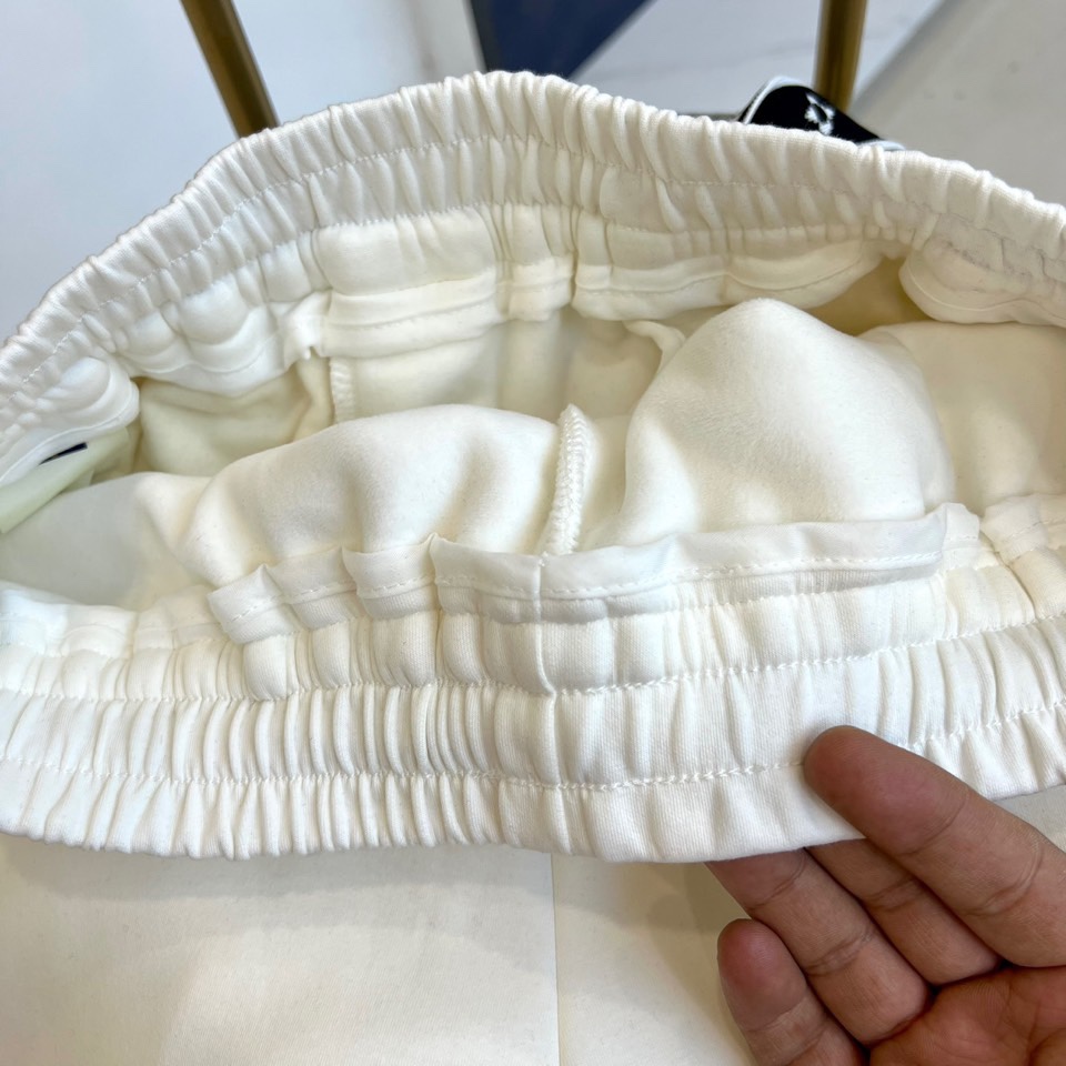 1v威登、2025秋冬新品加绒加厚休闲裤。采用100%纯棉材质打造亲肤透气基底，内里植入细腻羊羔绒实现锁