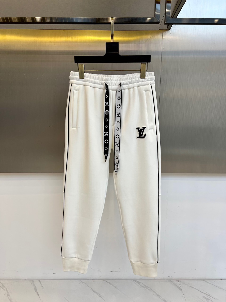 1v威登、2025秋冬新品加绒加厚休闲裤。采用100%纯棉材质打造亲肤透气基底，内里植入细腻羊羔绒实现锁