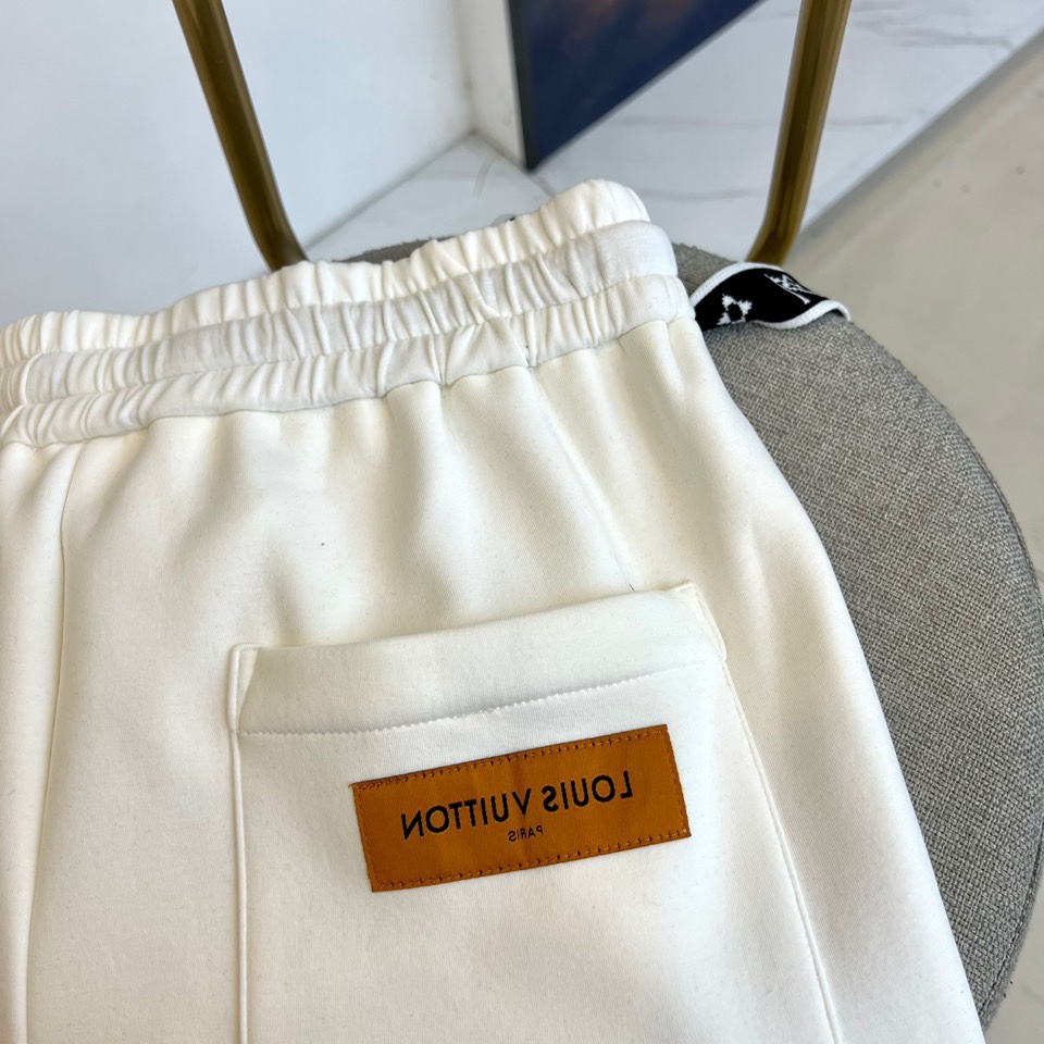 1v威登、2025秋冬新品加绒加厚休闲裤。采用100%纯棉材质打造亲肤透气基底，内里植入细腻羊羔绒实现锁