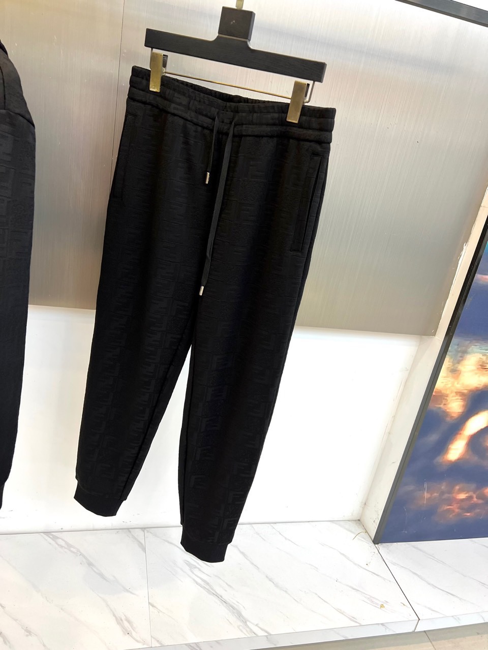 Fend芬迪、2025秋冬新品 FENDI套装，连帽拉链外套与同色休闲长裤组成整体造型，采用科技棉感面料