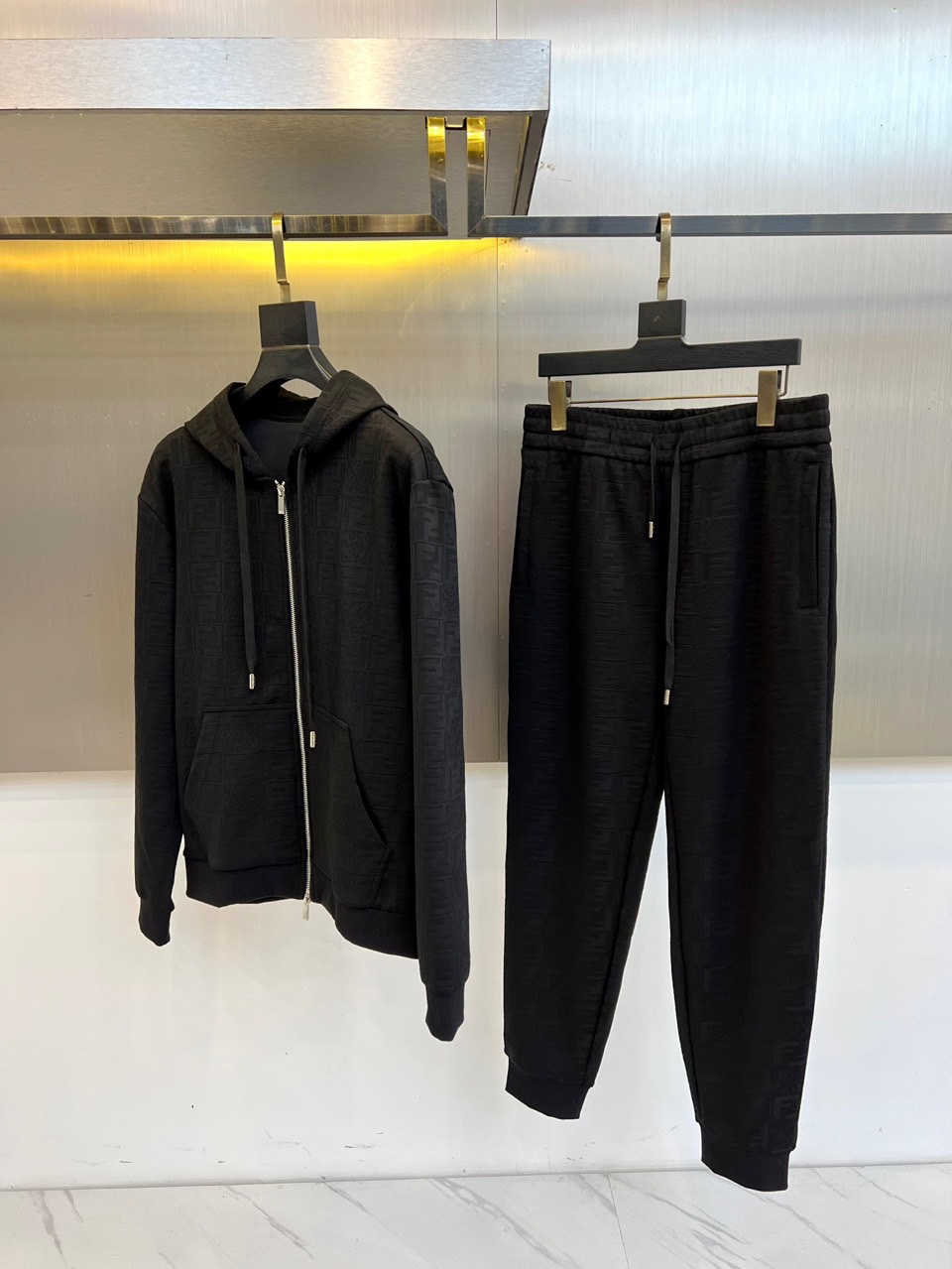 Fend芬迪、2025秋冬新品 FENDI套装，连帽拉链外套与同色休闲长裤组成整体造型，采用科技棉感面料