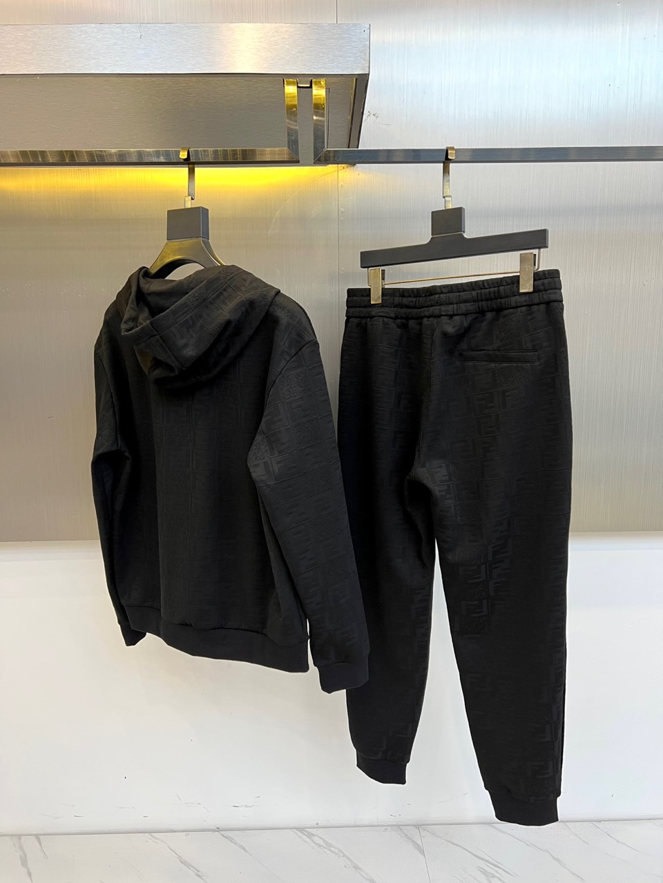 Fend芬迪、2025秋冬新品 FENDI套装，连帽拉链外套与同色休闲长裤组成整体造型，采用科技棉感面料