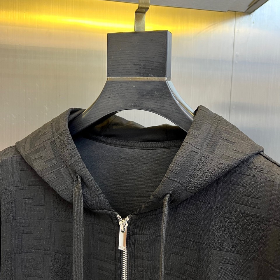 Fend芬迪、2025秋冬新品 FENDI套装，连帽拉链外套与同色休闲长裤组成整体造型，采用科技棉感面料