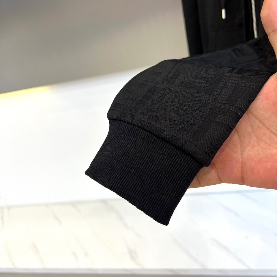 Fend芬迪、2025秋冬新品 FENDI套装，连帽拉链外套与同色休闲长裤组成整体造型，采用科技棉感面料