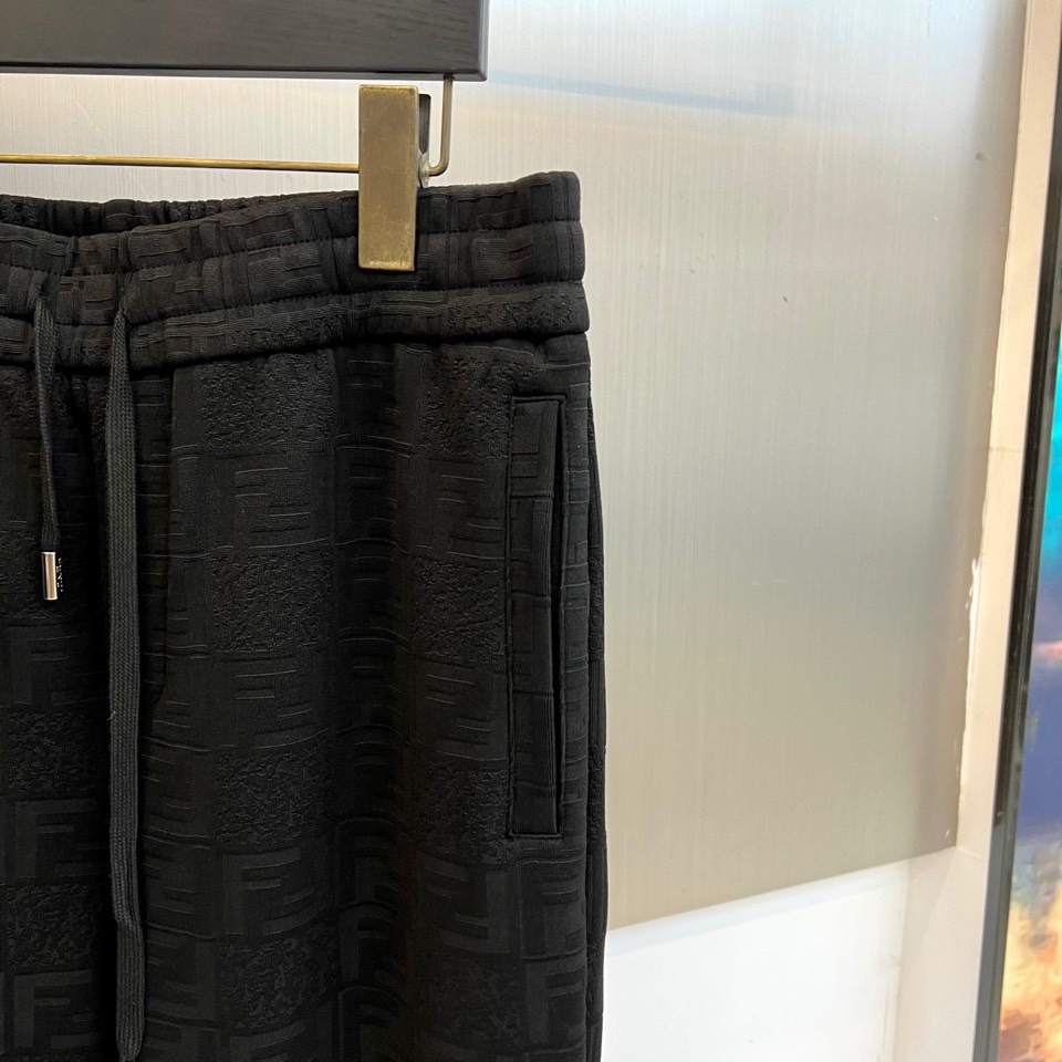 Fend芬迪、2025秋冬新品 FENDI套装，连帽拉链外套与同色休闲长裤组成整体造型，采用科技棉感面料