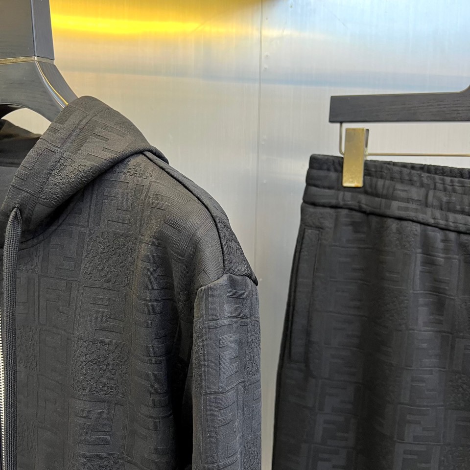 Fend芬迪、2025秋冬新品 FENDI套装，连帽拉链外套与同色休闲长裤组成整体造型，采用科技棉感面料